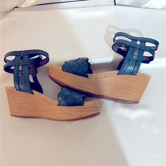 Baretraps teal 2.5” wedge sandals. Can adjust w/ Velcro or w/ buckles. Size 7 - Picture 5 of 8